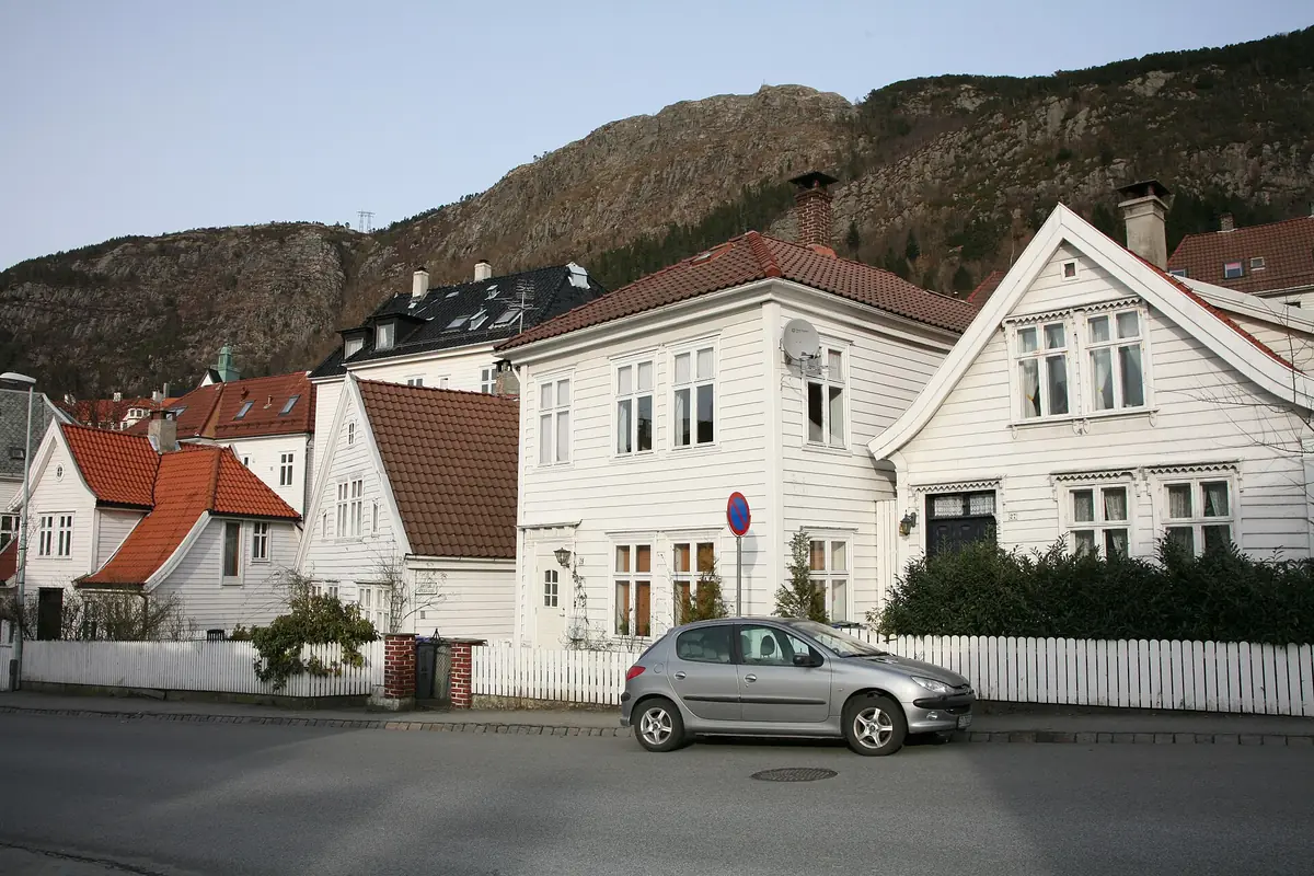 Hvite trehus i Sandviken i Bergen